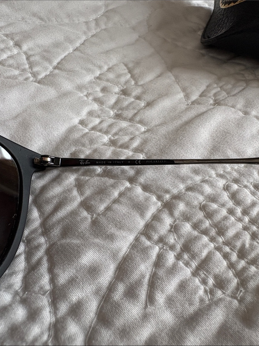 Ray-Ban Erika Classic sunglasses in matte rubber black with grey gradient lenses - Picture 4 of 4